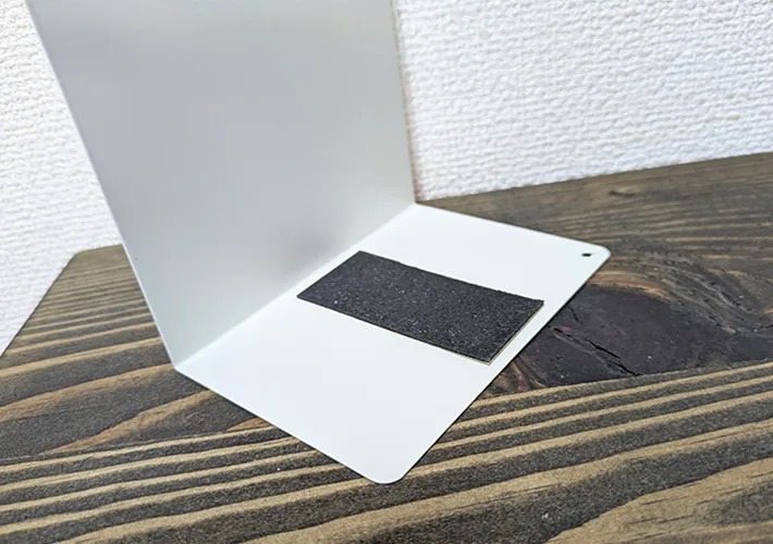 『ブックエンド』にすべり止めのシートを貼る写真（撮影：grape編集部）