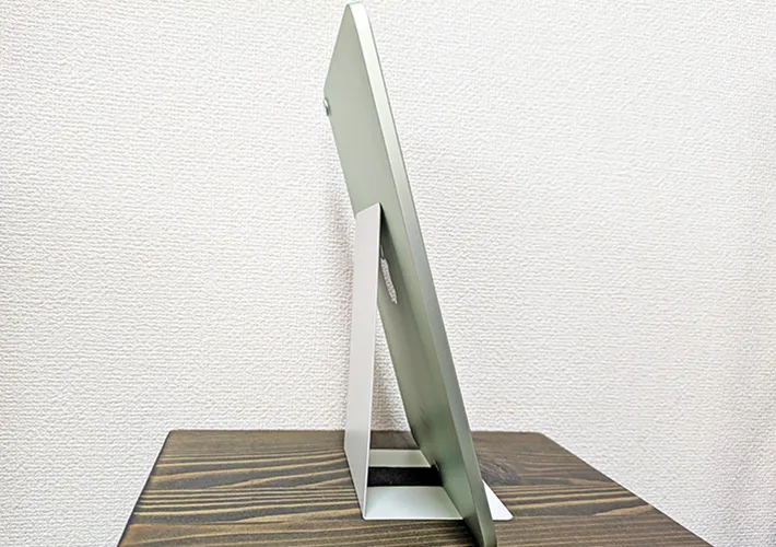 『ブックエンド』にタブレットを立てかける写真（撮影：grape編集部）