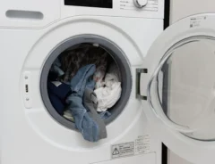 服を詰め込みすぎた洗濯機の写真（撮影：Heulie）