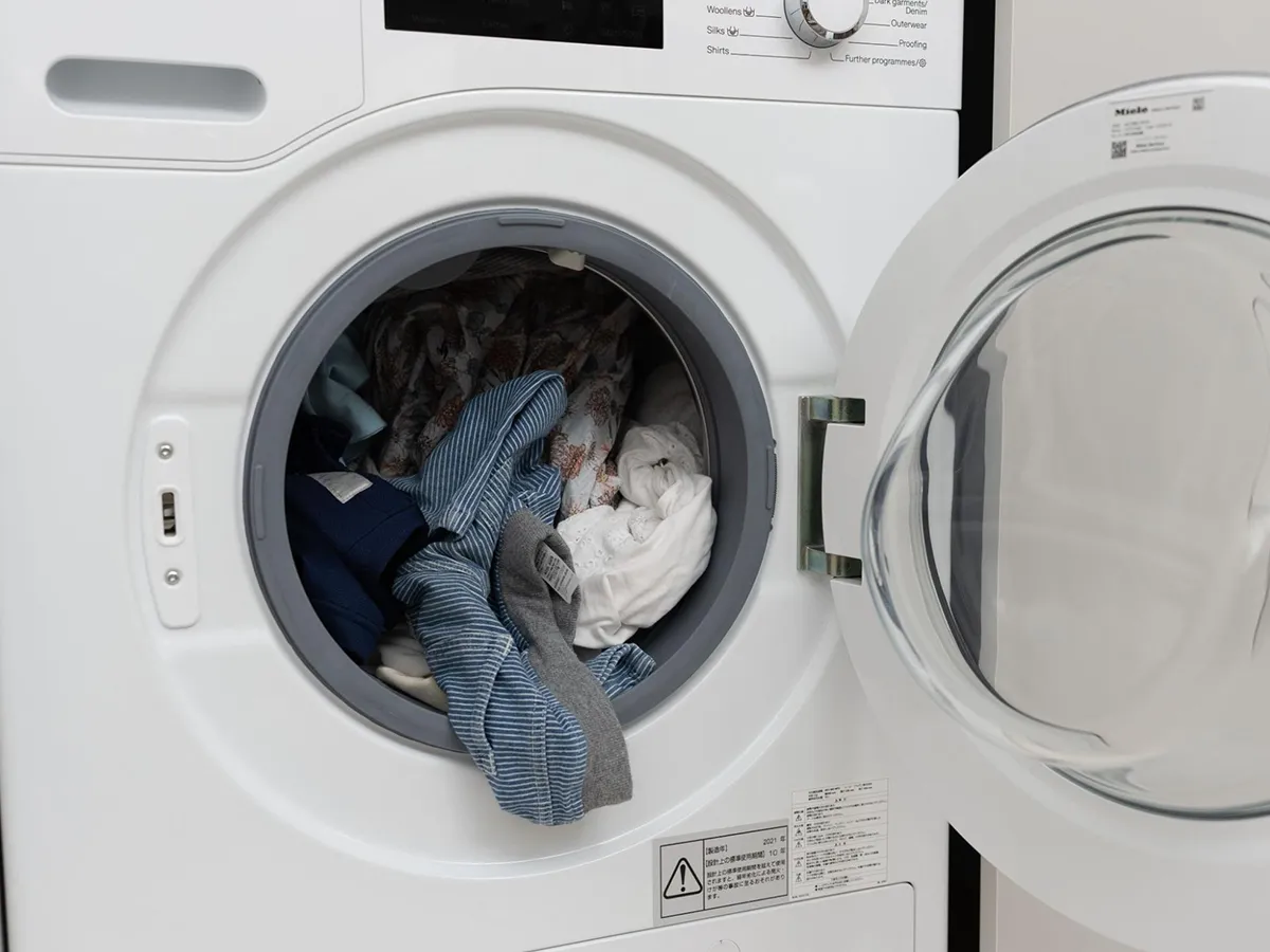 服を詰め込みすぎた洗濯機の写真（撮影：Heulie）