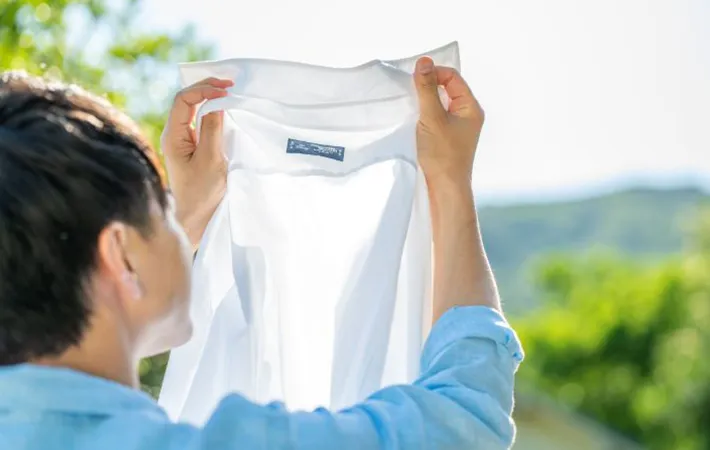 シャツの首元を確認する写真（撮影：Heulie）