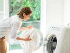 洗濯をする女性の写真（撮影：Heulie）