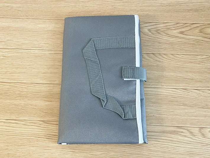 ダイソー『バッグになる！アイロンマット』の中身を出した写真（撮影：ライフハック編集部）