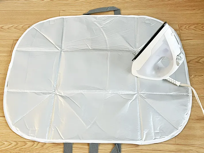 ダイソー『バッグになる！アイロンマット』を広げた写真（撮影：ライフハック編集部）