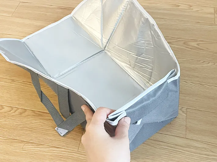 ダイソー『バッグになる！アイロンマット』を組み立てる写真（撮影：ライフハック編集部）