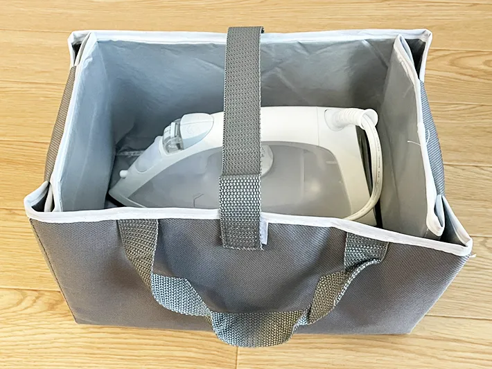 ダイソー『バッグになる！アイロンマット』にアイロンを収納した写真（撮影：ライフハック編集部）