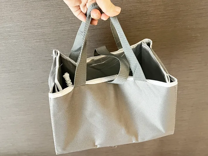 ダイソー『バッグになる！アイロンマット』を持ち運ぶ写真（撮影：ライフハック編集部）