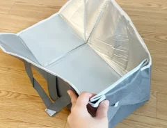 ダイソー『バッグになる！アイロンマット』を組み立てる写真（撮影：ライフハック編集部）