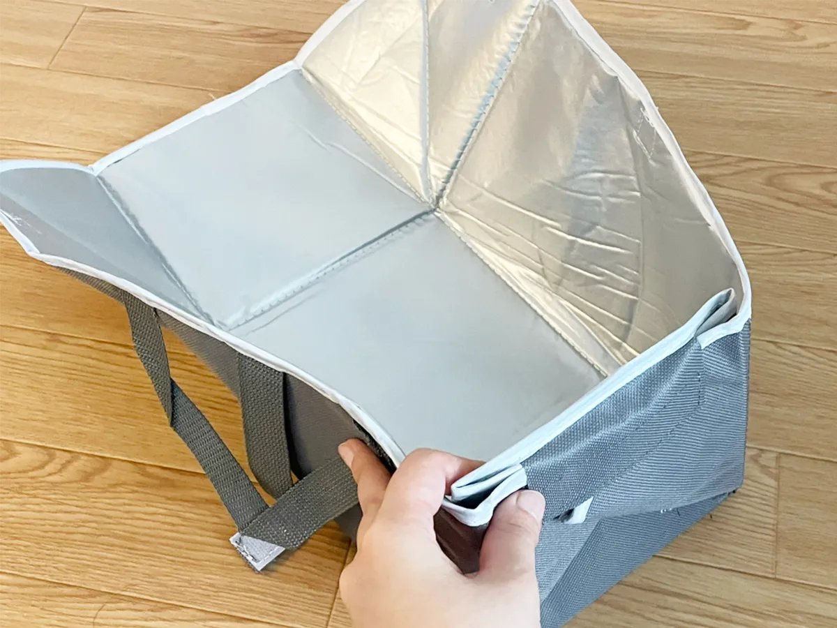 ダイソー『バッグになる！アイロンマット』を組み立てる写真（撮影：ライフハック編集部）