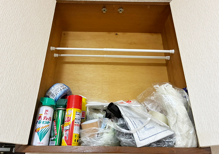 つっぱり棒を使った収納写真（撮影：grapeライフハック編集部）