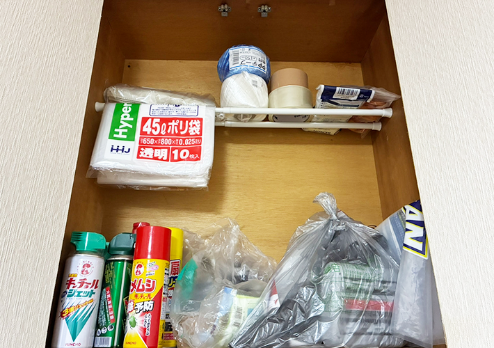 つっぱり棒を使った収納写真（撮影：grapeライフハック編集部）