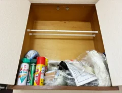 つっぱり棒を使った収納写真（撮影：grapeライフハック編集部）