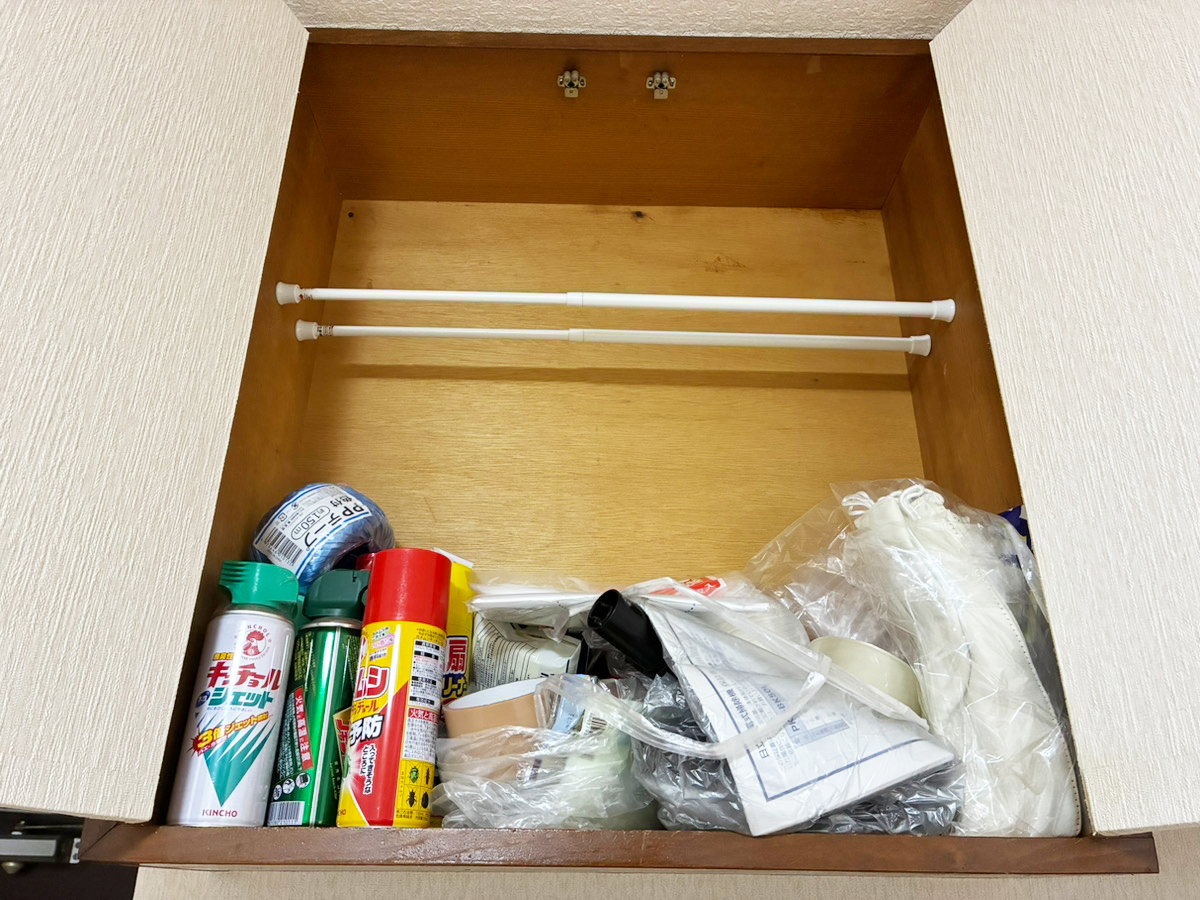 つっぱり棒を使った収納写真（撮影：grapeライフハック編集部）