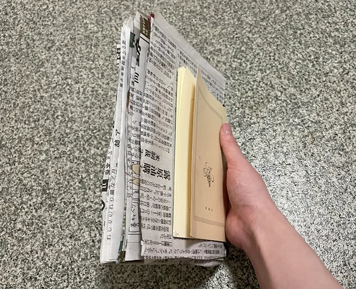 本に新聞紙を挟んだ写真（撮影：grapeライフハック編集部）