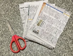 新聞紙をカットした写真（撮影：grapeライフハック編集部）