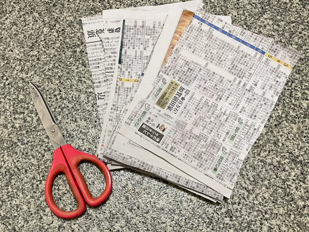 新聞紙をカットした写真（撮影：grapeライフハック編集部）