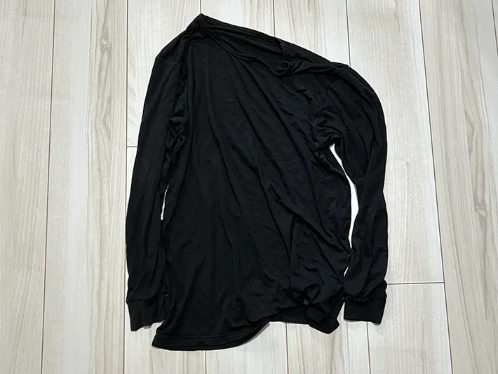 床に置いたヒートテックの写真（撮影：grapeライフハック編集部）