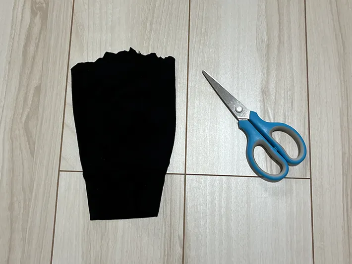 ハサミと、切り取ったヒートテックの写真（撮影：grapeライフハック編集部）