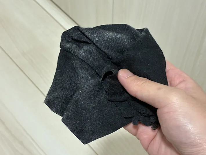 掃除に使ったヒートテックの布の写真（撮影：grapeライフハック編集部）