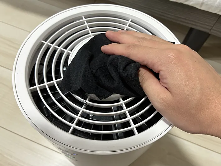 ヒートテックの布でテ空気清浄機を拭き取る場面の写真（撮影：grapeライフハック編集部）