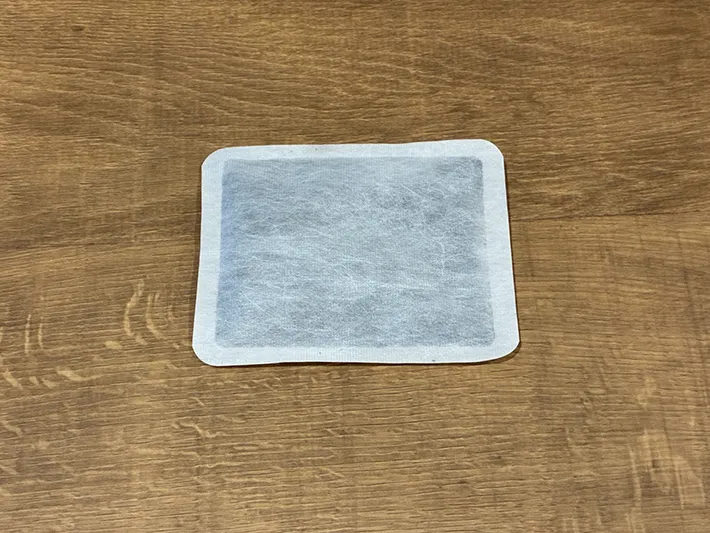 机の上に置いた貼らないカイロ（撮影：grapeライフハック編集部）