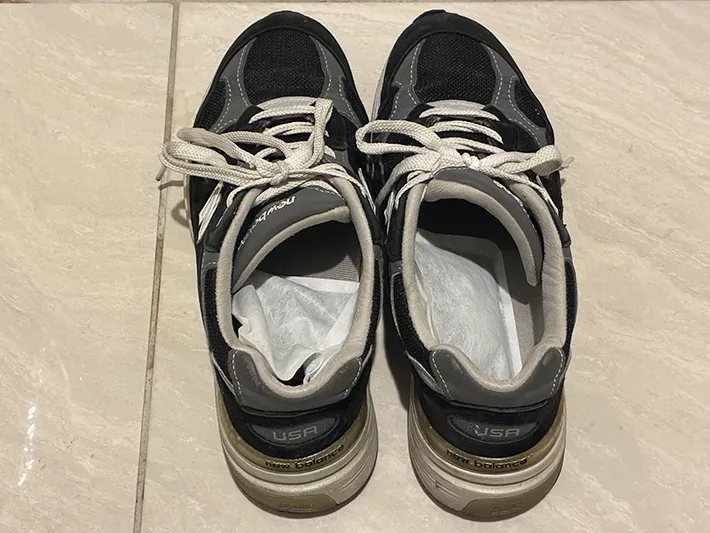 貼らないカイロを入れたスニーカー（撮影：grapeライフハック編集部）