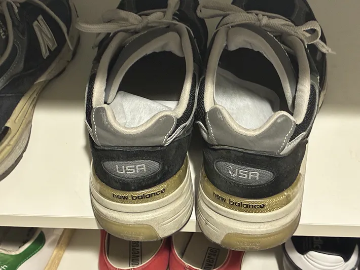 貼らないカイロを入れたスニーカー（撮影：grapeライフハック編集部）