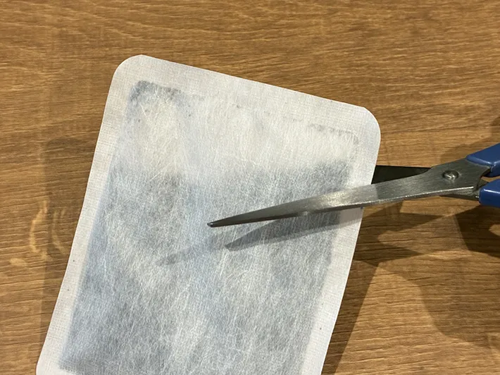 貼らないカイロをハサミで切る場面の写真（撮影：grapeライフハック編集部）