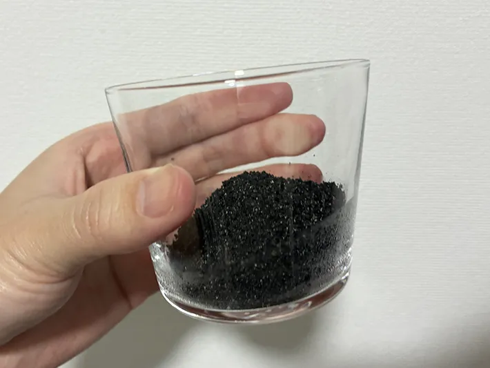 小さな容器に入った、貼らないカイロの中身（撮影：grapeライフハック編集部）