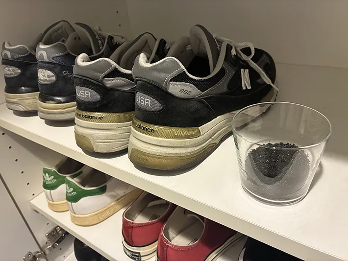 貼らないカイロを入れた容器と、複数の靴（撮影：grapeライフハック編集部）