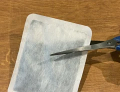 貼らないカイロをハサミで切る場面の写真（撮影：grapeライフハック編集部）