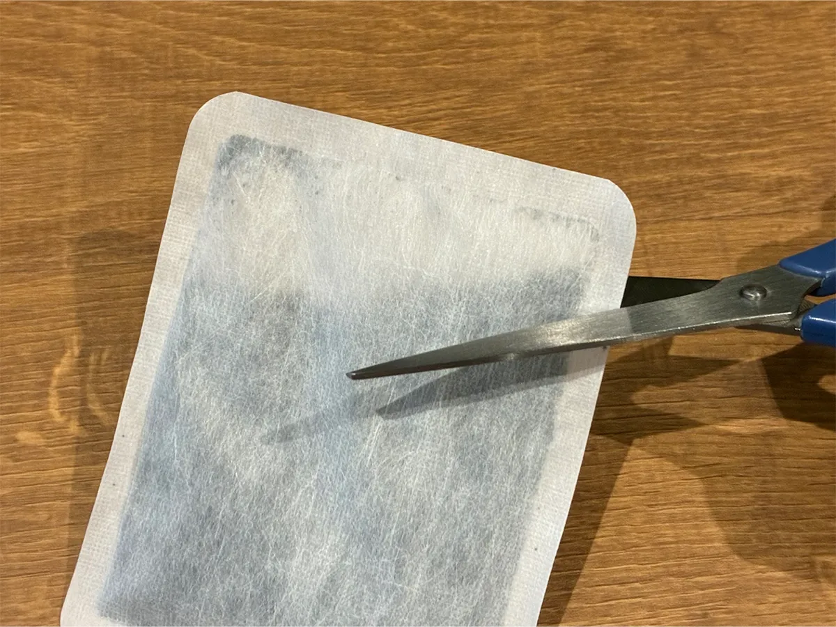 貼らないカイロをハサミで切る場面の写真（撮影：grapeライフハック編集部）
