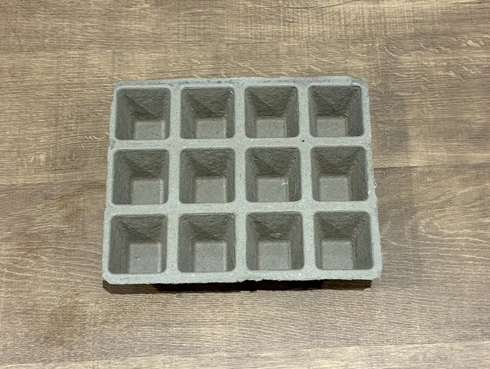 机に置かれた紙ポット（撮影：grapeライフハック編集部）