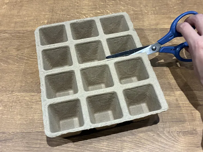 紙ポットをハサミで切り分ける場面（撮影：grapeライフハック編集部）