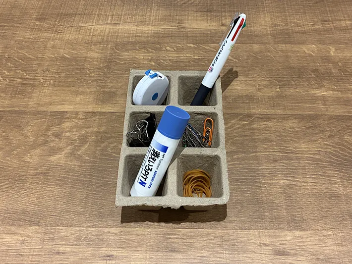 小さな文房具を入れた紙ポット（撮影：grapeライフハック編集部）