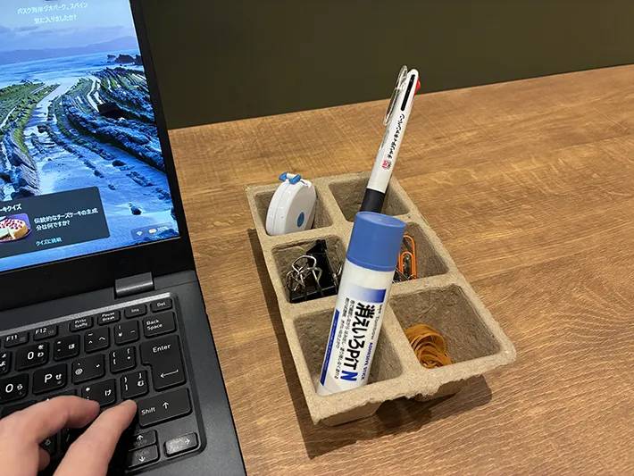 小さな文房具を入れた紙ポット（撮影：grapeライフハック編集部）