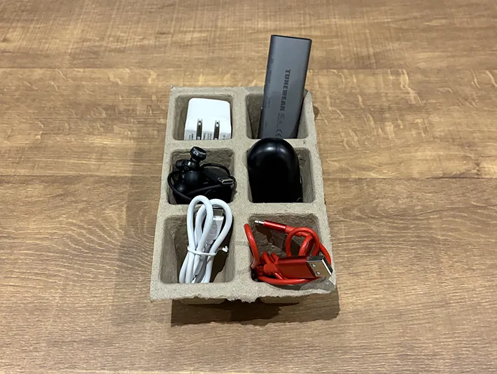 ガジェットを収納した紙ポット（撮影：grapeライフハック編集部）