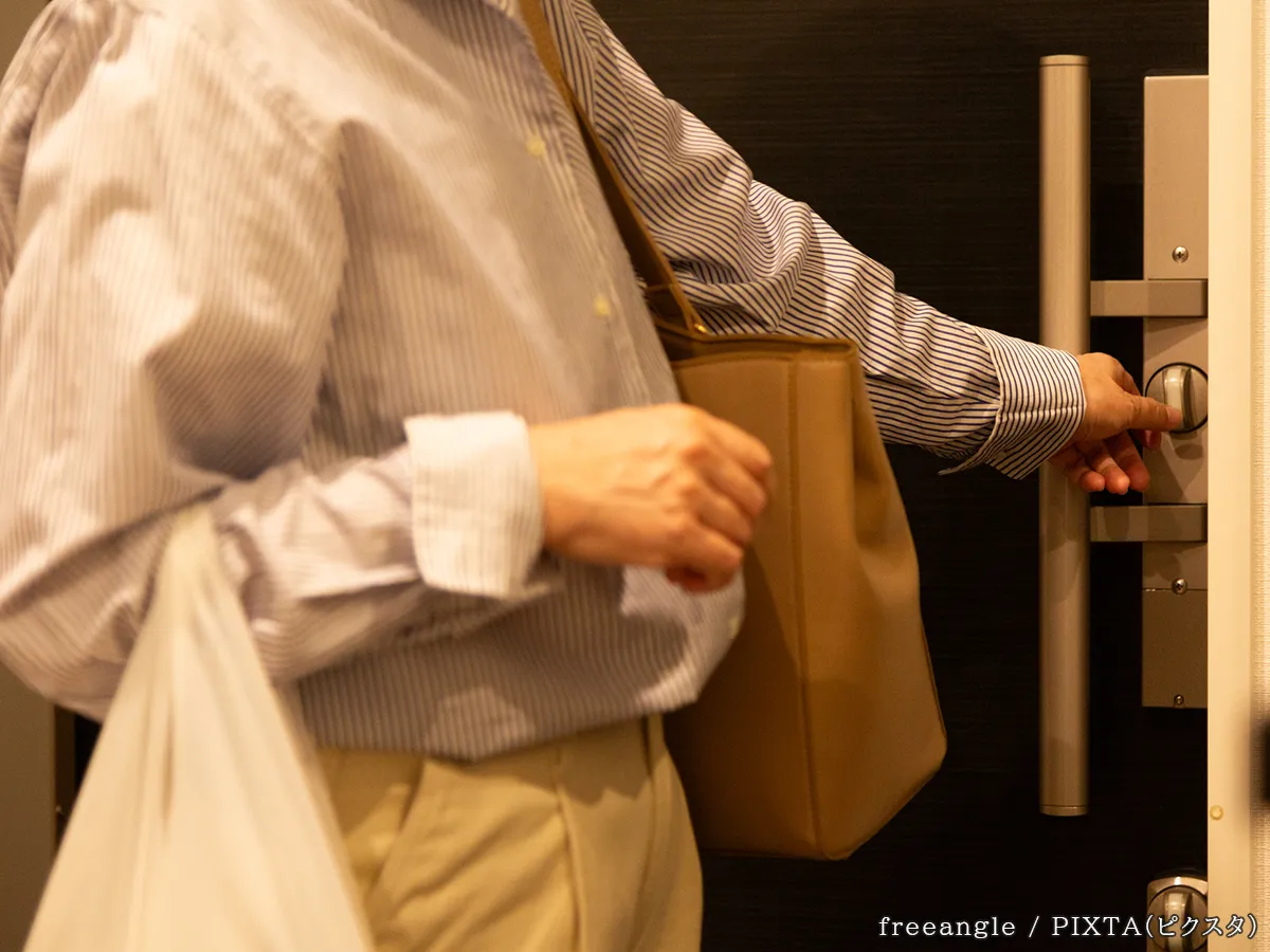 玄関の鍵を閉める写真