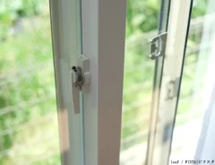 鍵の開いた窓の写真