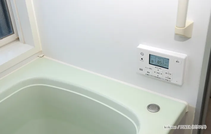 『風呂にある給湯器のリモコン・エコ給湯』の写真
