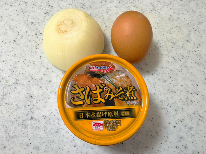 『サバの味噌煮親子丼風』写真（撮影：grapeフード編集部）