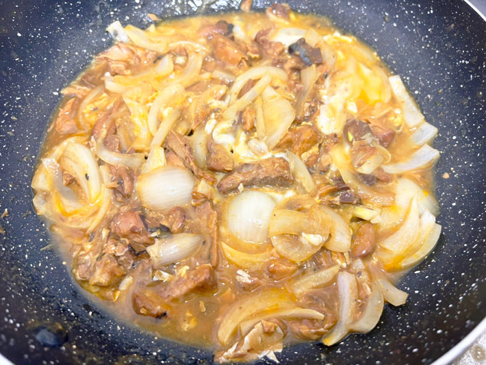 『サバの味噌煮親子丼風』写真（撮影：grapeフード編集部）