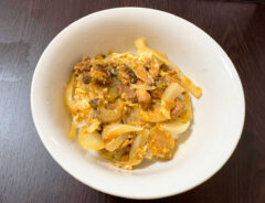 『サバの味噌煮親子丼風』写真（撮影：grapeフード編集部）