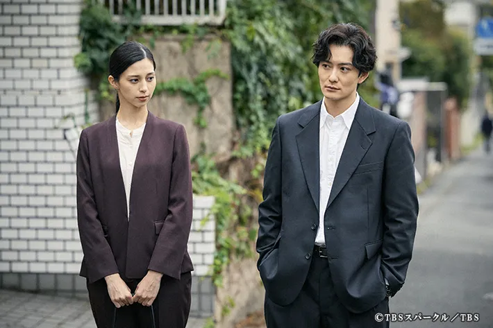 『田鎖ブラザーズ』に出演する岡田将生さんと中条あやみさんが写る場面写真