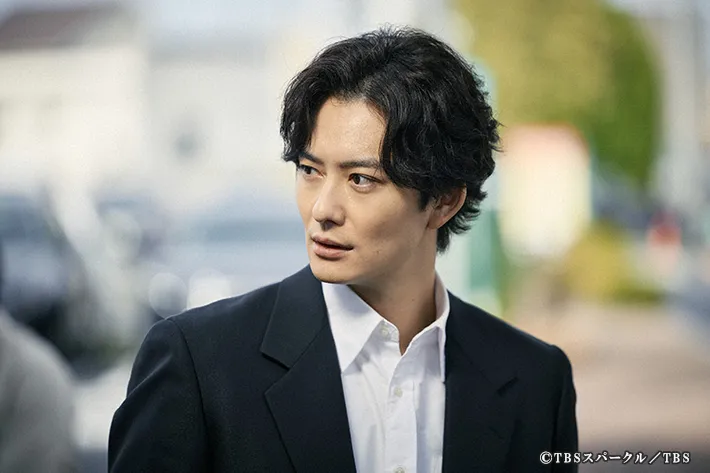 『田鎖ブラザーズ』に出演する岡田将生さんが写る場面写真