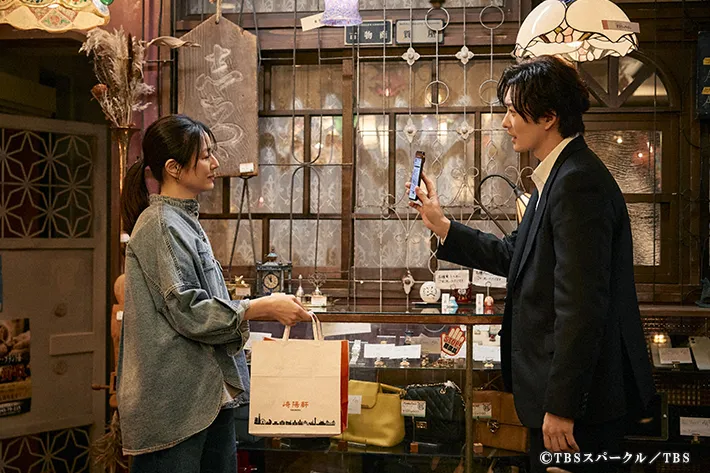 『田鎖ブラザーズ』に出演する岡田将生さんと井川遥さんが写る場面写真