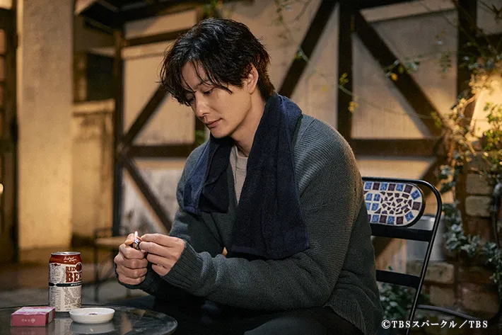 『田鎖ブラザーズ』に出演する岡田将生さんが写る場面写真