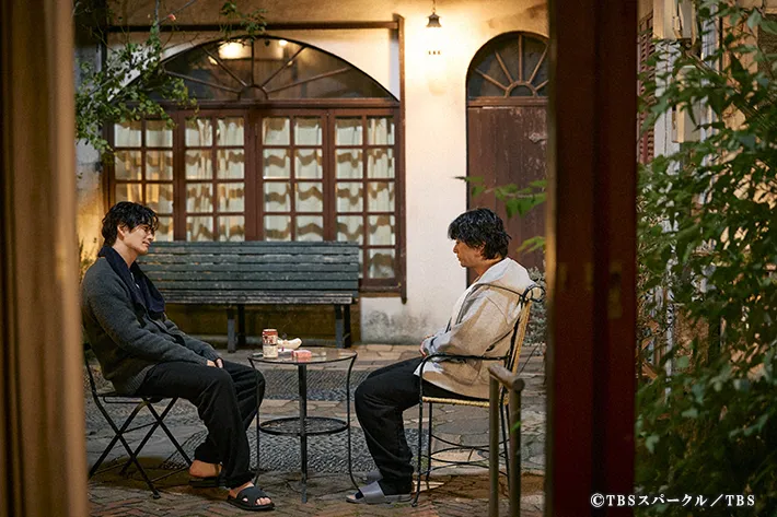 『田鎖ブラザーズ』に出演する岡田将生さんと染谷将太さんが写る場面写真