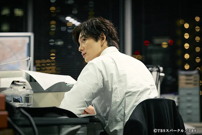 『田鎖ブラザーズ』に出演する岡田将生さんが写る場面写真