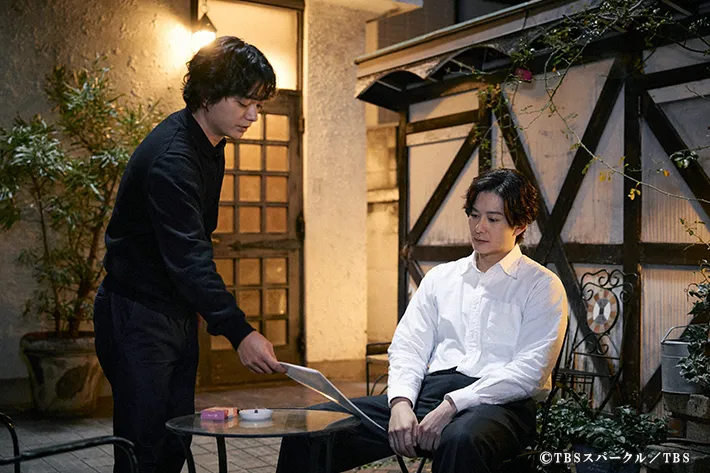 『田鎖ブラザーズ』に出演する岡田将生さんと染谷将太さんが写る場面写真